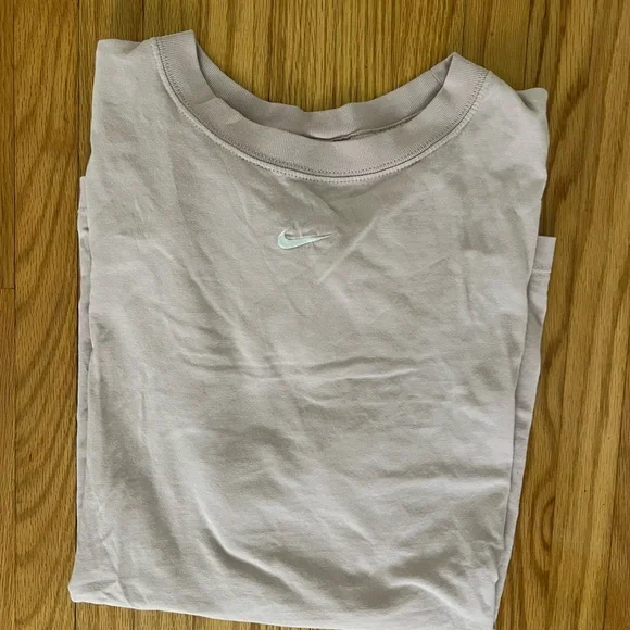 Women’s Nike T-Shirt - Picture 1 of 3
